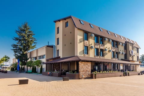 Property building, Restaurant/places to eat, Facade/entrance, View (from property/room), Breakfast, Parking