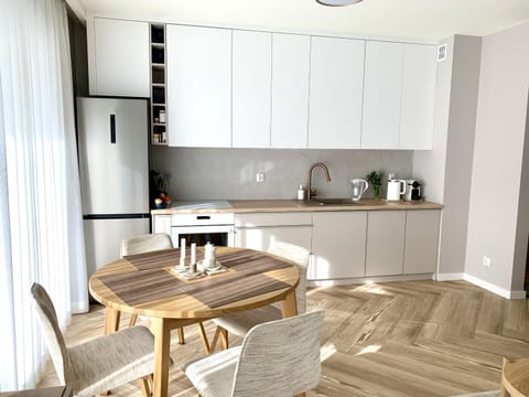 Coffee/tea facilities, Kitchen or kitchenette, Dining area, stove