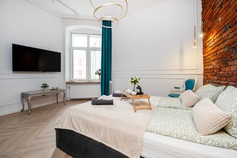 Bed, TV and multimedia, Bedroom