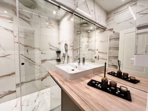 Shower, Bathroom, towels