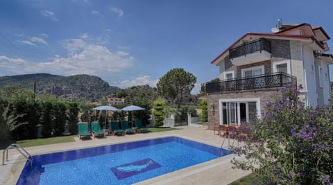 Property building, Swimming pool, sunbed