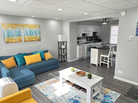 Home away from home in the burbs Apartment in East Hazel Crest