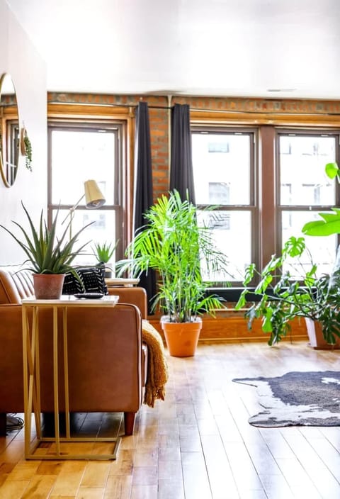 Casa On High by Jungle House Right on High Street Downtown & Short North Near Nationwide Arena OSU & Convention Center Free Parking House in Short North