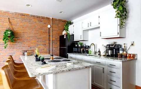 Casa On High by Jungle House Right on High Street Downtown & Short North Near Nationwide Arena OSU & Convention Center Free Parking House in Short North