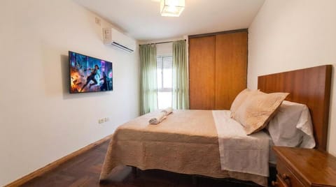 Bed, TV and multimedia, Photo of the whole room, Bedroom, towels, air conditioner