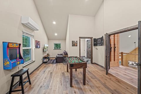 Lux Rainier Chalet With Hot tub, Sauna-Fireplace, WiFi Chalet in Washington