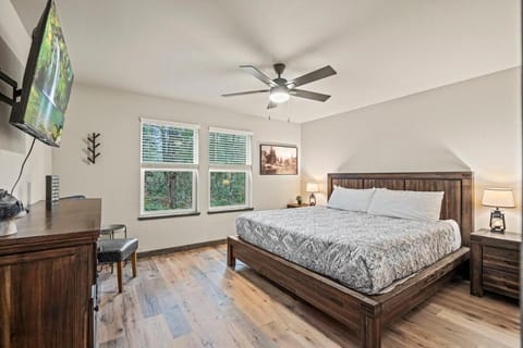 Lux Rainier Chalet With Hot tub, Sauna-Fireplace, WiFi Chalet in Washington