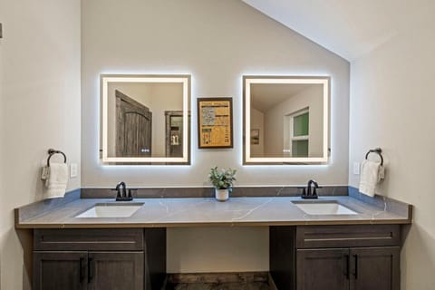 Lux Rainier Chalet With Hot tub, Sauna-Fireplace, WiFi Chalet in Washington