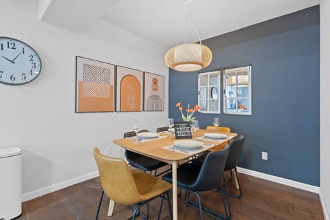 Designer Daylight Basement Near Edmonds Downtown House in Lynnwood