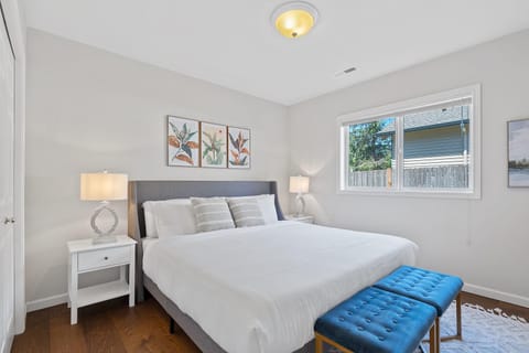 Designer Daylight Basement Near Edmonds Downtown House in Lynnwood