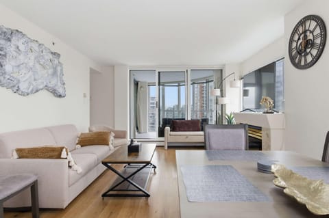 Downtown Skyline Suite with Pool & Sauna Apartment in Vancouver