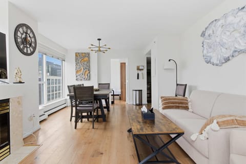 Downtown Skyline Suite with Pool & Sauna Apartment in Vancouver
