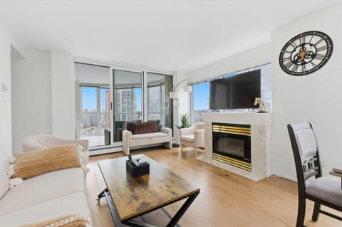 Downtown Skyline Suite with Pool & Sauna Apartment in Vancouver