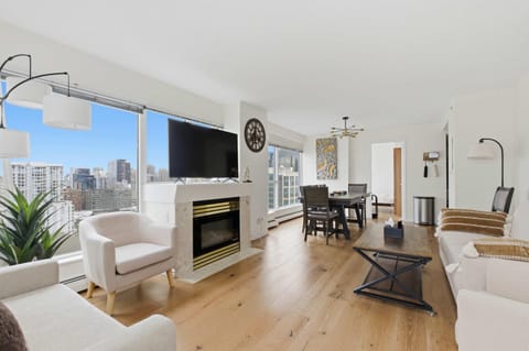 Downtown Skyline Suite with Pool & Sauna Apartment in Vancouver