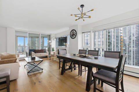 Downtown Skyline Suite with Pool & Sauna Apartment in Vancouver