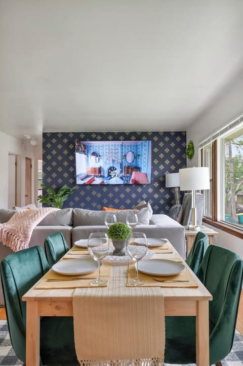 Executive Retreat - 2 Parking Spaces, Sleeps 4! Apartment in Westmont