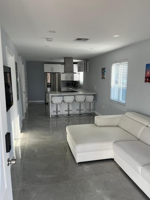 TV and multimedia, Kitchen or kitchenette, Living room, Seating area