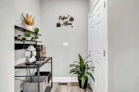 Luxury 4BR Beverly Hills Style Home with Firepit House in Atlanta