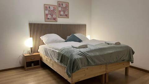 Bed, Bedroom, towels