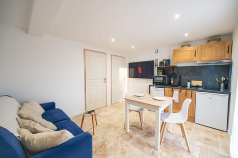 Kitchen or kitchenette, Living room, Seating area, Dining area, dishwasher, oven, pet friendly, stove