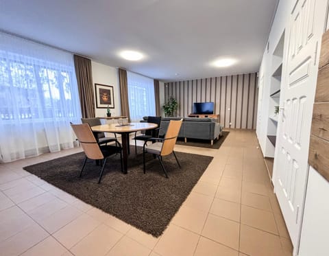 TV and multimedia, Living room, Seating area, Dining area