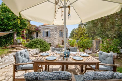 Property building, Patio, Day, Garden, Seating area, Dining area, Garden view