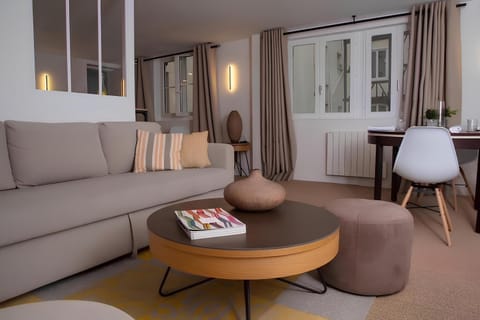 Living room, Seating area, heating, internet