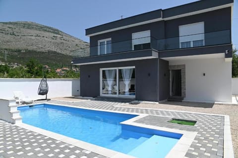 Property building, Patio, Day, Natural landscape, Mountain view, Pool view, Swimming pool, Swimming pool, sunbed