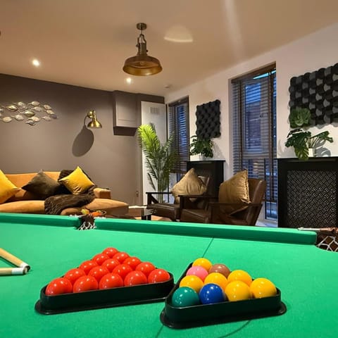 Living room, Decorative detail, Seating area, internet