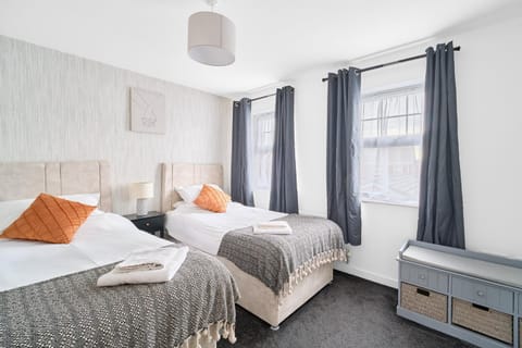 Bed, Bedroom, towels