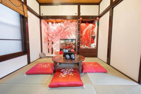 Photo of the whole room, Seating area