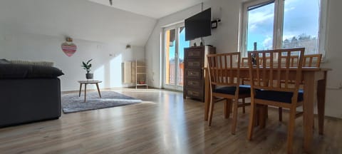 TV and multimedia, Living room, Seating area, Dining area