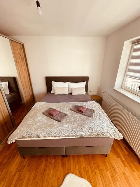 Bed, Photo of the whole room, Bedroom, towels