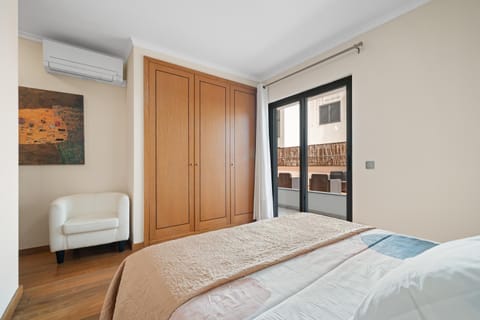 Bed, Bedroom, wardrobe, air conditioner