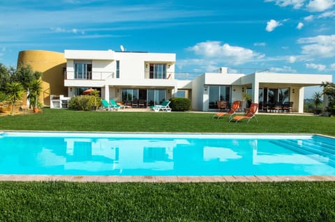 Property building, Garden, Balcony/Terrace, Swimming pool