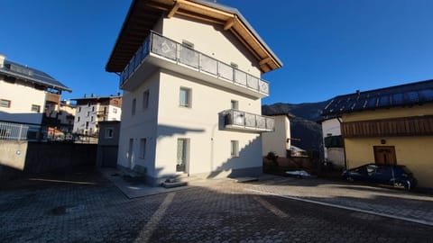 Property building, Day, Neighbourhood, Street view, Parking