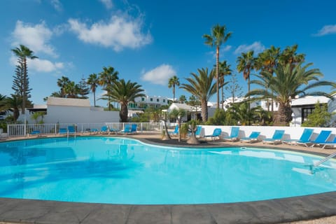 Swimming pool, sunbed