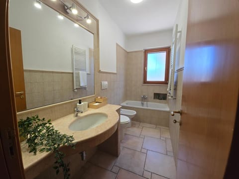 Toilet, Bathroom, Bath, towels