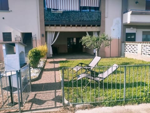 Property building, Patio, Spring, Day, Garden, Garden view, sunbed