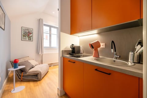 Coffee/tea facilities, Kitchen or kitchenette, Living room, Seating area, Dining area, stove