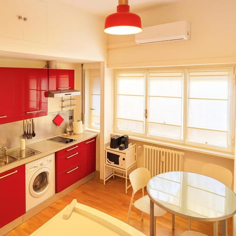 Coffee/tea facilities, Kitchen or kitchenette, Dining area, oven, stove, washing machine