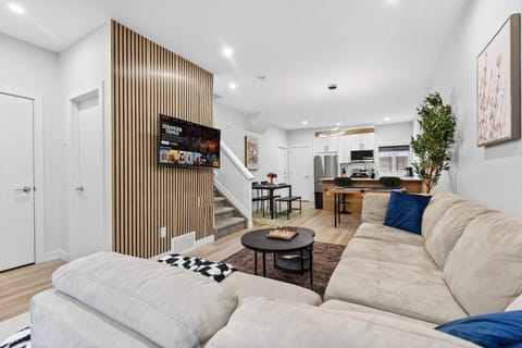 TV and multimedia, Kitchen or kitchenette, Living room, Seating area, Dining area