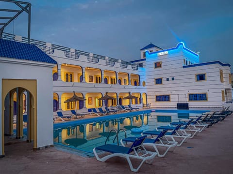 Property building, Day, Pool view, Swimming pool, sunbed