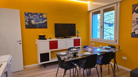 TV and multimedia, Kitchen or kitchenette, Living room, Seating area, Dining area