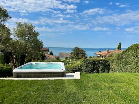 Villa Venezia Garda lake view Jacuzzi Villa in Garda