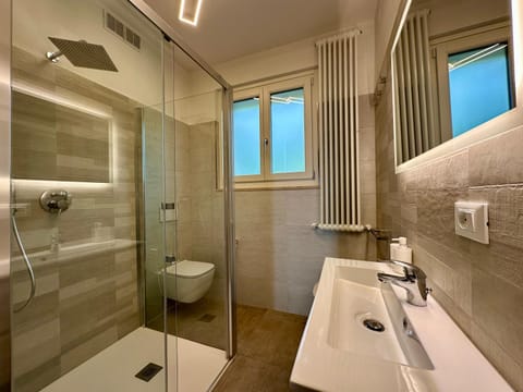 Villa Venezia Garda lake view Jacuzzi Villa in Garda