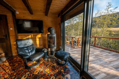 TV and multimedia, Living room, Seating area, Mountain view