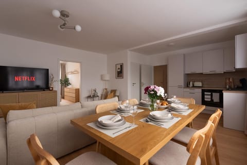 Kitchen or kitchenette, Living room, Seating area, Dining area