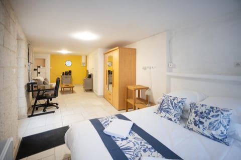 Bed, TV and multimedia, Living room, Photo of the whole room, Seating area, Bedroom