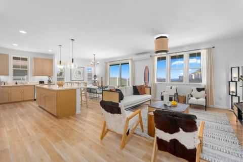 Marbella Lane - Mesmerizing Ocean MT Views House in Makaha Valley